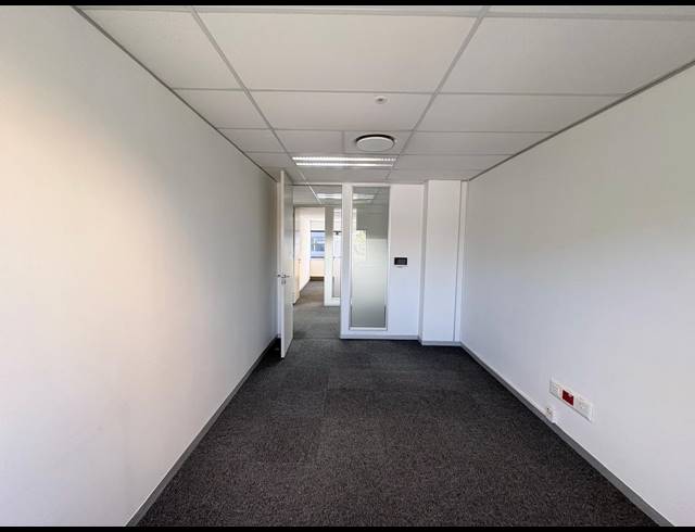 21M² SERVICED OFFICE TO LET IN VORNA VALLEY